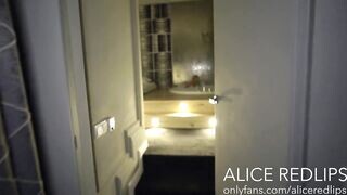 Alice Redlips a jakuzziban szopik