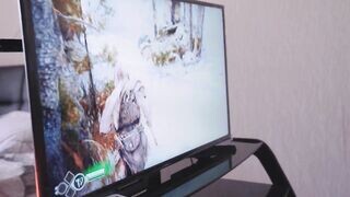 Gamer lány konzolozás helyett kárót kap