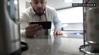 Az óriás tőgyes bejárónő megdöngetve