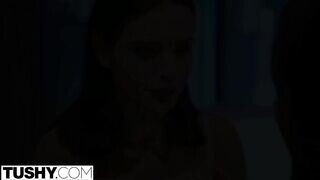 Lana Rhoades seggét egy barna hapsi reszeli
