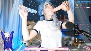 Tini csaj kettő vibrátort szop