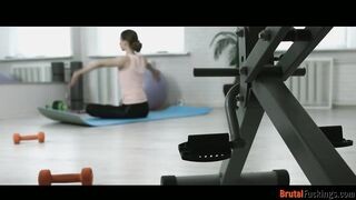 Jogázó tini csajt baszik popsiba az edő