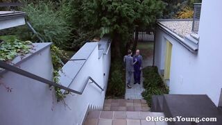 Fater lerendezi a tini lányt