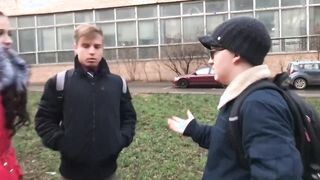 Tini kis csajt a haverjai döngetik meg