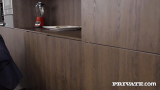Private - Mona Blue kiborotvált picsája megkefélve