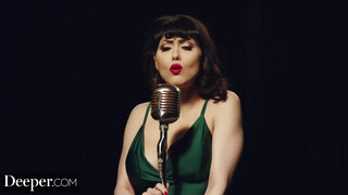 Deeper - Audrey Noir a hatalmas tőgyes énekesnő