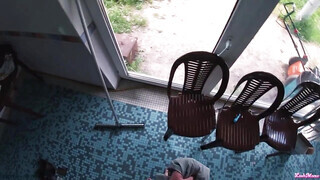 Tetovált orosz tini csaj a medencénél baszik