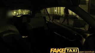 FakeTaxi - olasz lány a taxiban lovagol