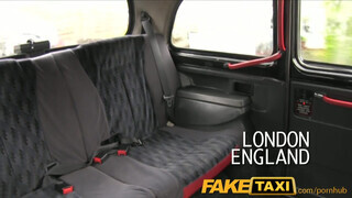 FakeTaxi - műcsöcsös csajszi szeret herét nyalni