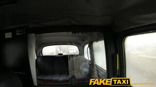 FakeTaxi - kitetovált csajszi megkefélve a hátsó ülésen