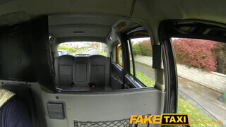 FakeTaxi - koleszos lány ordítva élvez