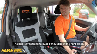 Fake Driving School - vegyvédelmi ruhában ül be a lány a kocsiba