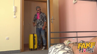 Fake Hostel szűk pinájú olasz lány és kettő dákó