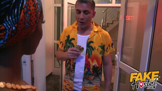 Fake Hostel afrikai lány és egy kolumbiai pina közösen