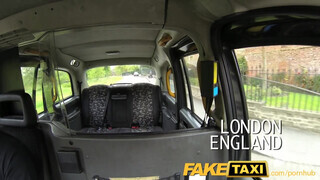 FakeTaxi pornósnak készülő pina megmutatja mit tud