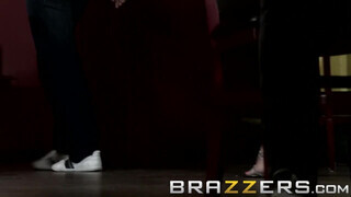 Brazzers - Keiran Lee egyszerre basz meg dupla kis csajt