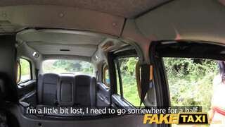 FakeTaxi piercinges lány a motorháztetőn is közösül