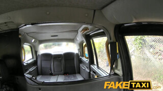 Fake Taxi kifestett lány kielégíti a sofőrt