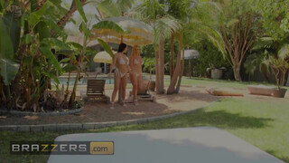 Brazzers - Angela White és Savannah Bond leápolják a pélót