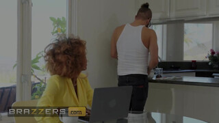 Brazzers - Demi Sutra befogadja a fehér faszt