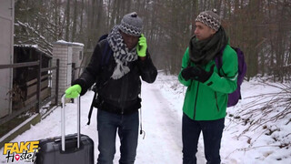 Hatalmas cickós tini lány és a turista srácok - Fake Hostel