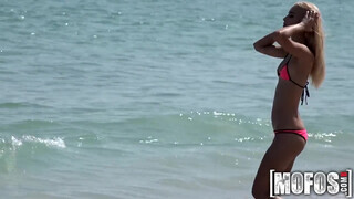Mofos - Uma Jolie szereti a dákót szopni