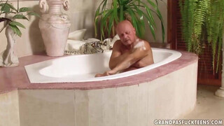 George Bácsi kinyalatja a seggét dugás előtt