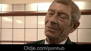 Magyar pornós lány közösül idős hapsival - Oldje