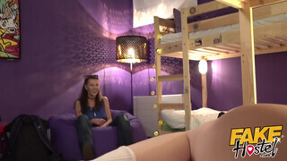 Három leszbi csaj kényezteti egymást - Fake Hostel
