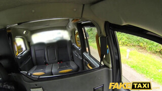 Fake Taxi - Méretes kannás milf bekúrva a hátsó ülésen
