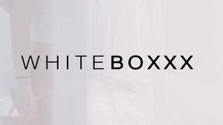 WHITEBOXXX - Világos Szőke tini csaj extra masszázst kap
