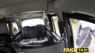 Tetovált ribancok popsiba tolva - Fake Taxi