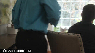 HotwifeXXX - Bunny Colby a férje előtt szexel