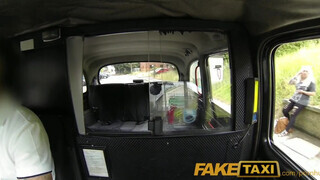 Faketaxi - szőrös pinájú milf csajszi kúrel egyet