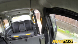 Fake Taxi - Érett nő megdöngetve a hátsó ülésen