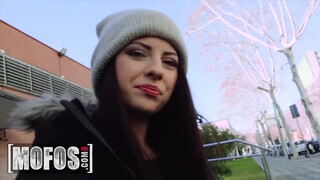 MOFOS – Rebecca Volpetti méretes farokkal megkefélve