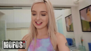MOFOS - Lexi Lore alaposan análba rakva