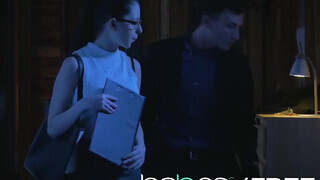 Rebecca Volpetti hatalmas pélót kap a fenekébe