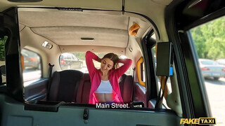 Fake Taxi - Sportos lány megrakva a taxiban