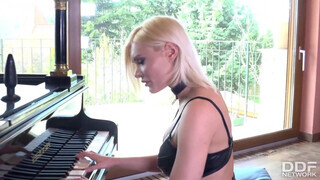 Kitana Lure három hapsival kúr