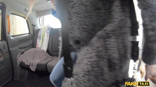 Fake Taxi - Pici cickós fiatal csaj lovagol