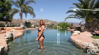 Brooklyn Chase megkefélve a medence partján