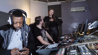 PrivateBlack - Stacy Cruz élvezi a méretes faszt