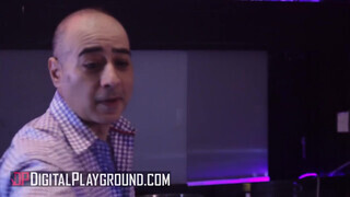 Digitalplaygournd - Aidra Fox a felizgult fiatal csaj