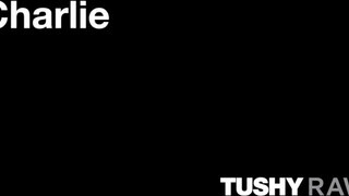 TUSHYRAW - Charlie a izgató világos szőke milf