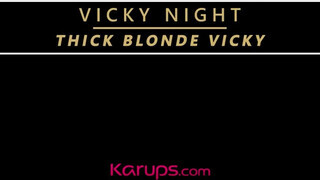 Vicky Night kényezteti a punciját
