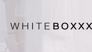 WHITEBOXXX - Isabella De Laa megkúrelva a kanapén