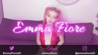 Emma Fiore méretes dildókat nyom a análjába