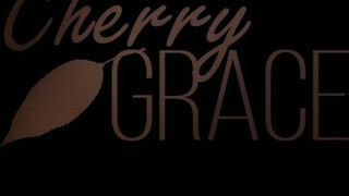Cherry Grace a kerek pinás lány