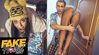 Fake Hostel Porn - Cassie Del Isla a bombázó turista lány